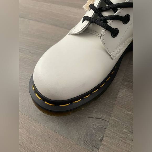 DR. MARTENS 1460 WOMEN'S SMOOTH LEATHER LACE UP BOOTS - Picture 9 of 16